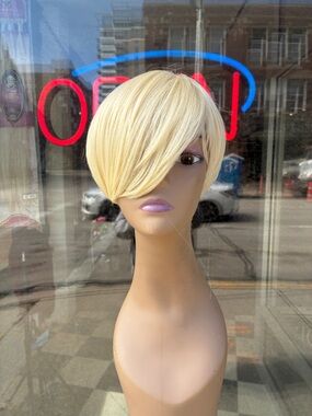 Blonde Short Side-Swept Women's Wig - Sleek Pixie Style
